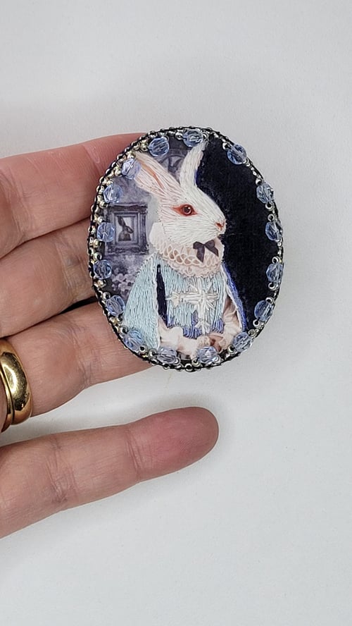 Image of Broche White Rabbit