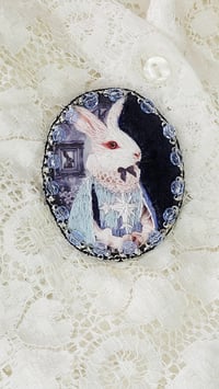 Image 1 of Broche White Rabbit