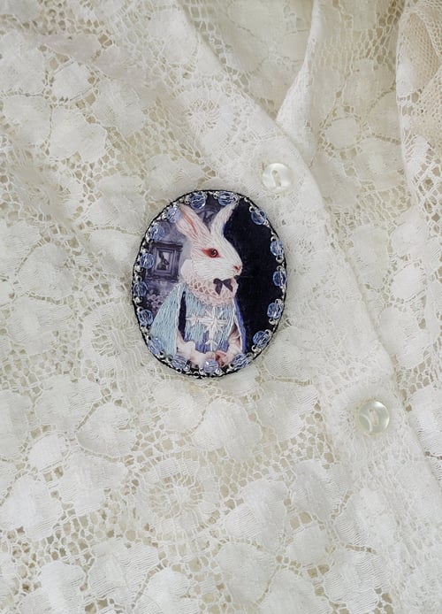 Image of Broche White Rabbit