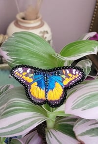 Image 1 of Broche PINS brodé PAPILLON VOLE