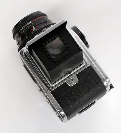 Image of Hasselblad 500C/M camera w/ Planar T* 80mm F2.8 C lens + A12 Back + WLF #9341