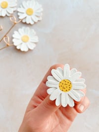 Image 1 of  La marguerite, broche ou boucles d'oreilles en cuir