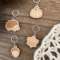 Image 4 of Lot anneaux marqueurs de maille en bois : thème automne
