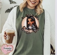 LA VIDA ES LOCA PERO CAFECITO HELPS TEE