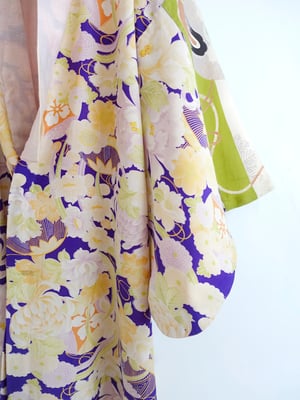 Image of Silke kimono dame med vilde blomster mønster