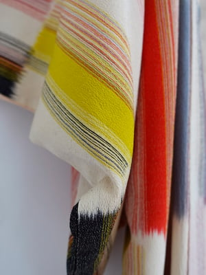Image of Multifarvet silkekimono med 'pantone' striber