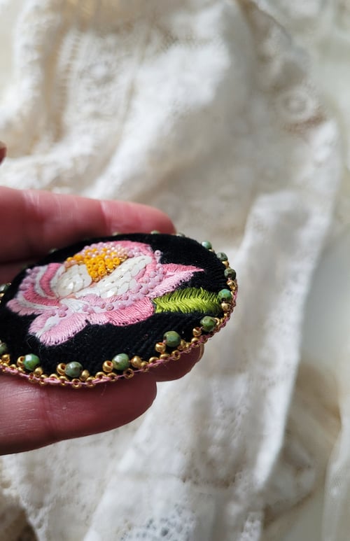 Image of Broche brodée LA PIVOINE