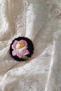 Image 3 of Broche brodée LA PIVOINE
