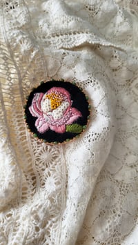 Image 5 of Broche brodée LA PIVOINE