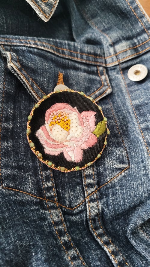 Image of Broche brodée LA PIVOINE