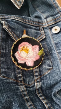 Image 6 of Broche brodée LA PIVOINE