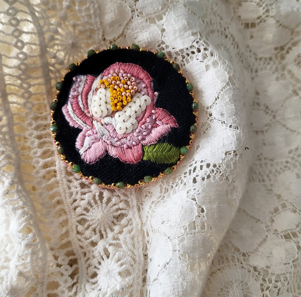 Image of Broche brodée LA PIVOINE