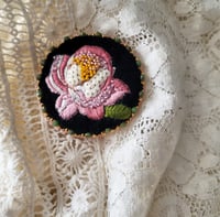 Image 1 of Broche brodée LA PIVOINE