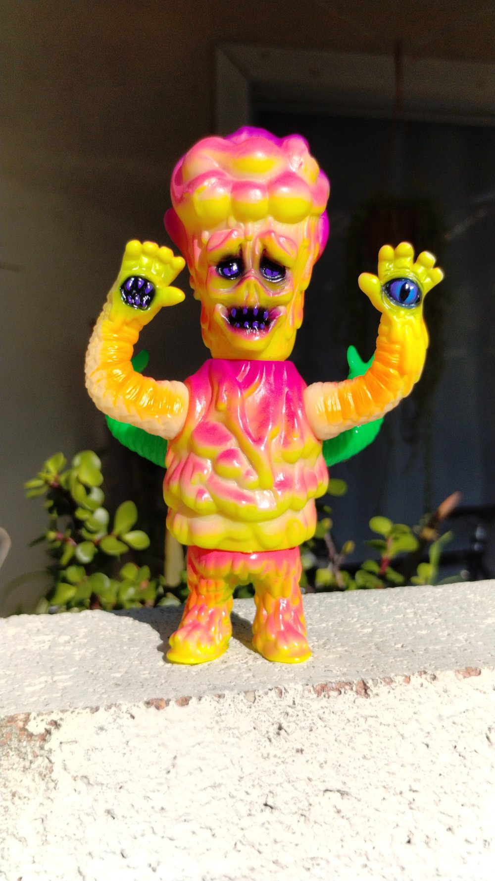 Kenth toy works/ a colorful monster fluorescent zombitron