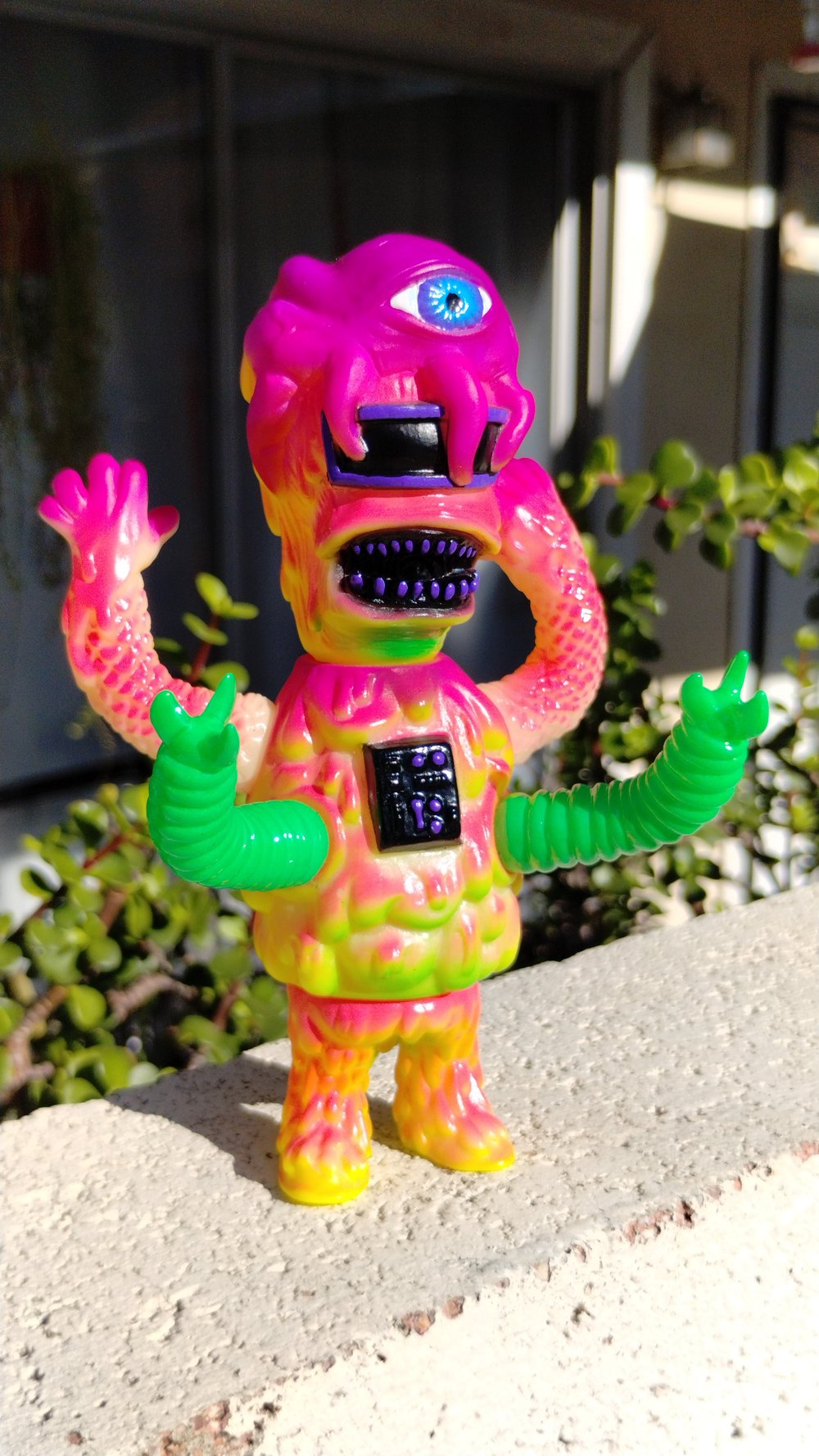 Kenth toy works/ a colorful monster fluorescent zombitron