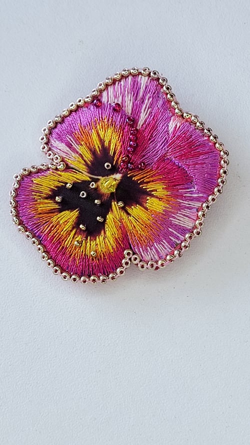 Image of Broche brodée PENSEE ROSE