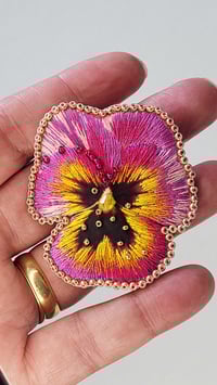 Image 2 of Broche brodée PENSEE ROSE