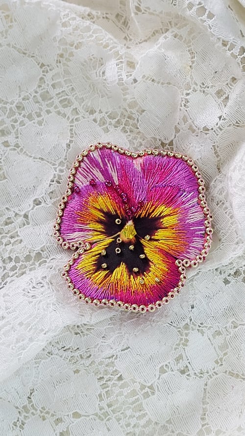 Image of Broche brodée PENSEE ROSE