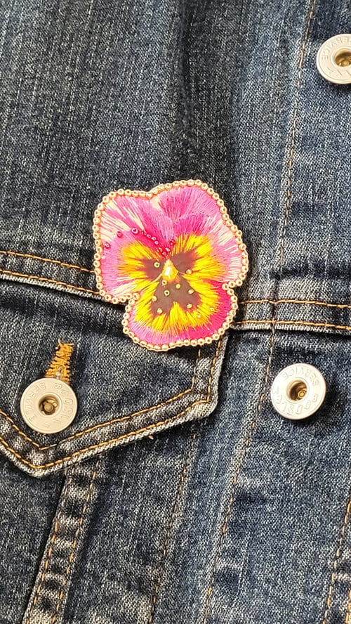 Image of Broche brodée PENSEE ROSE