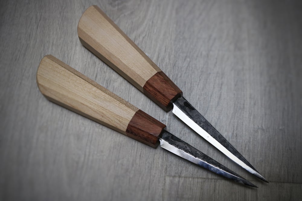 Image of 90mm and 100mm slöjd handled in maple and bubinga