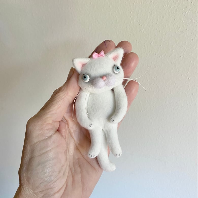 Image of Floppy Kitty in White