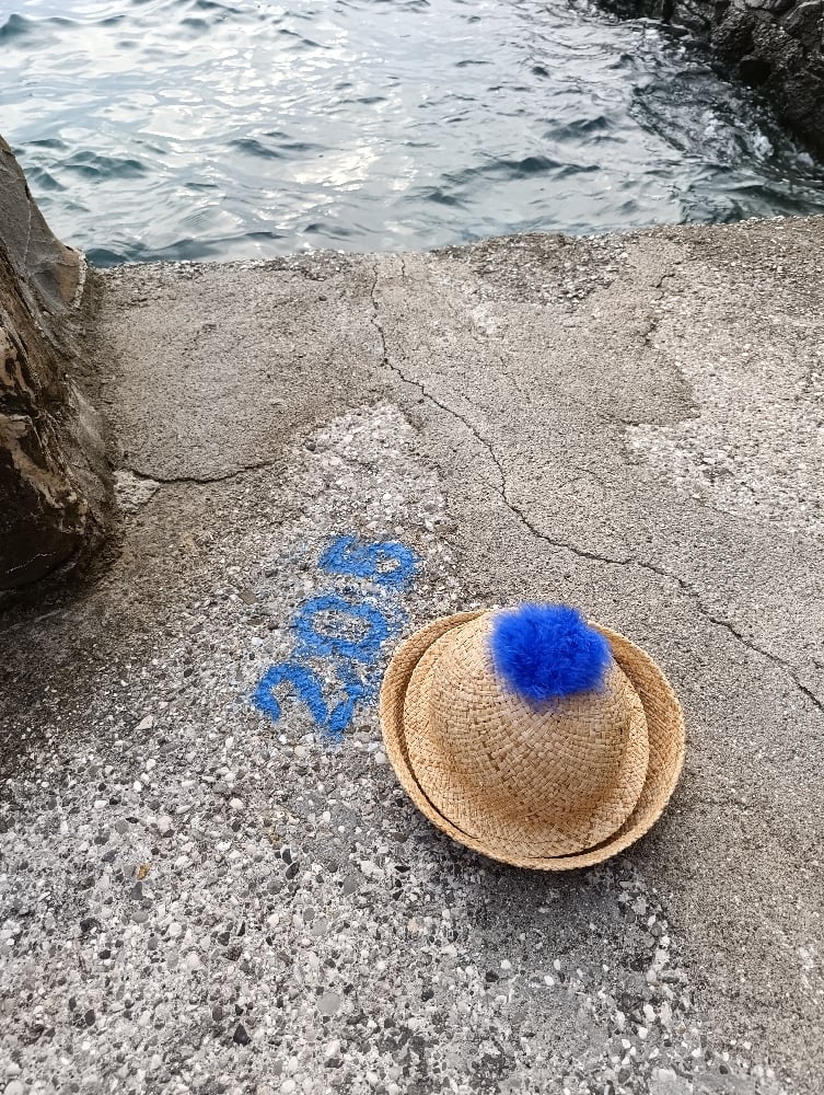 Image of Cappello in rafia pon-pon blu