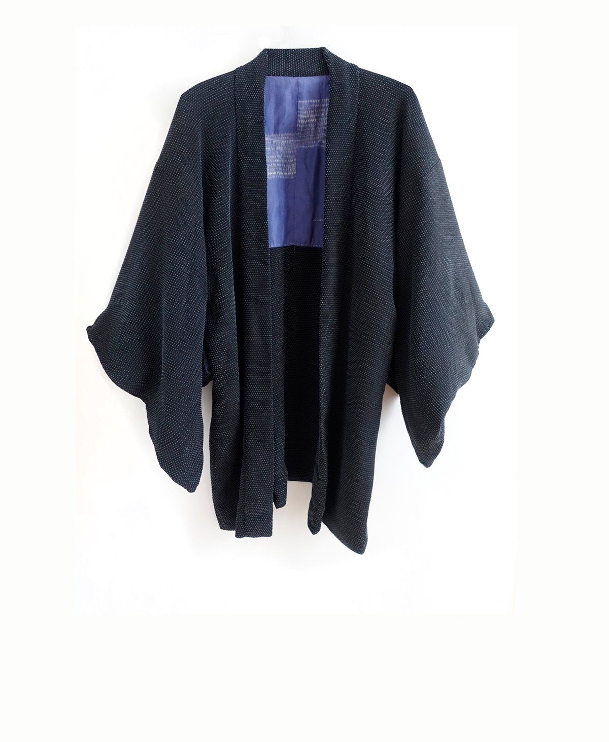 Image of Kort kimono dame af silke - sort m. blå nister - hånd-indfarvet silkefor