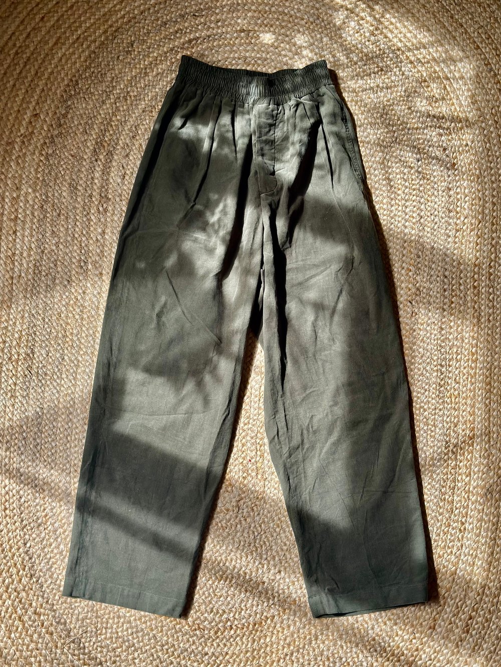 THE PLEATED EASY TROUSER (Olive)