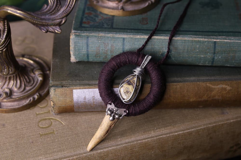 Image of Brown hemp schalenblende antler tip necklace