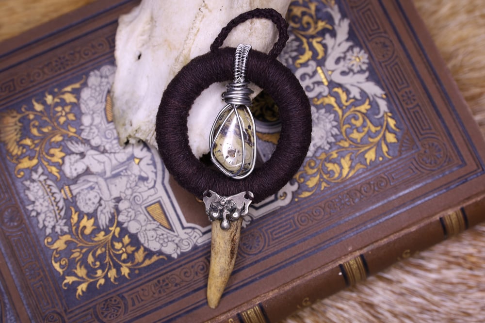 Image of Brown hemp schalenblende antler tip necklace