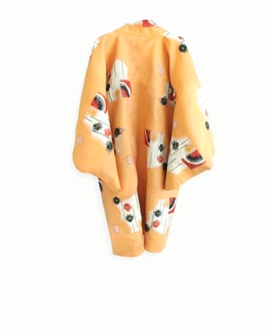 Image of Kort kimono dame af orange silke med grafiske blomster