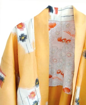 Image of Kort kimono dame af orange silke med grafiske blomster - vendbar