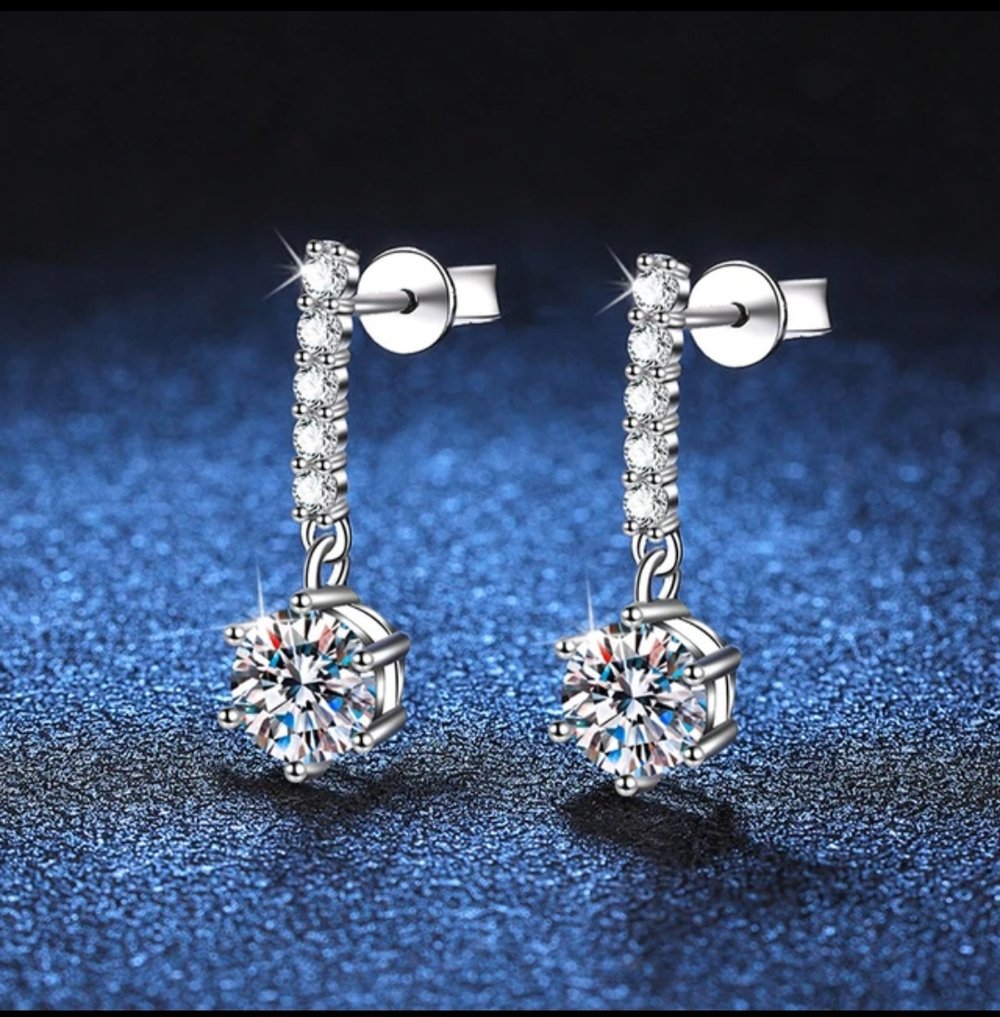 Image of KNOBSPIN 1ct D Color Moissanite Earrings