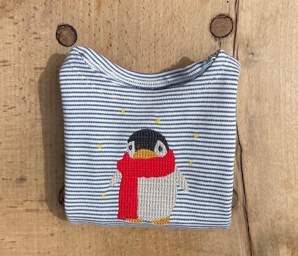 Image of Blau gestreiftes Shirt mit einem gestickten Pinguin Art.260258 (C)