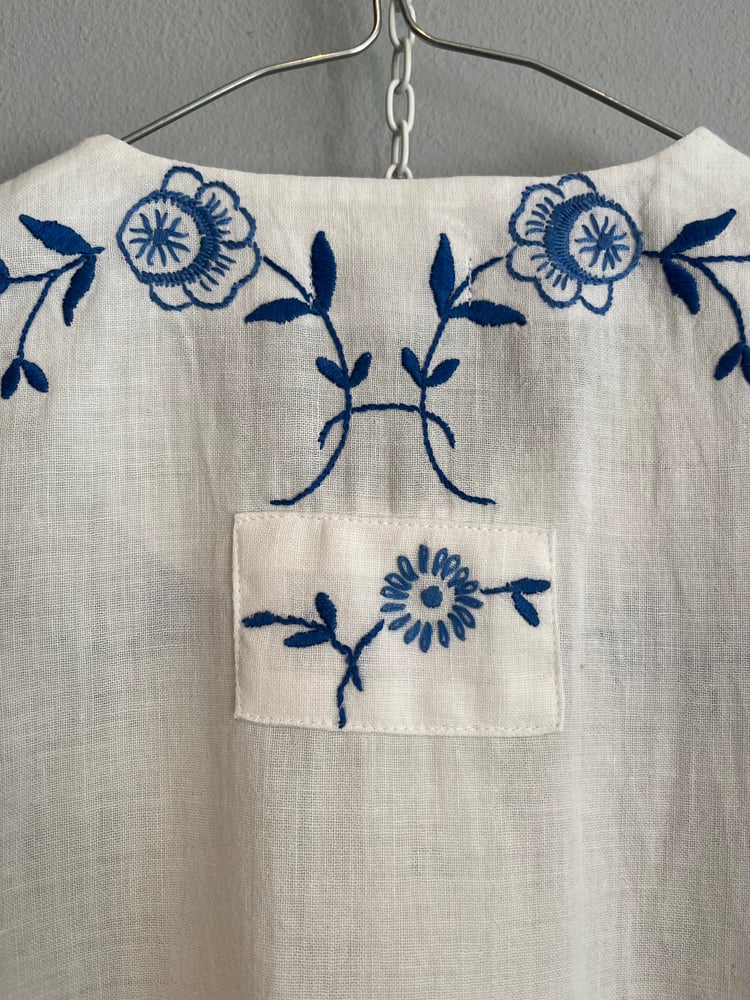 Image of Molly skjorte i tynd dug med blå blomster (small)