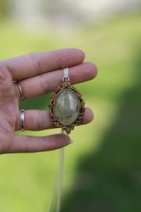 Image 5 of Ciondolo Cornice Barocca - bosso e prehnite