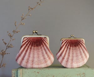 Image of Seashell, large printed velvet kisslock purse