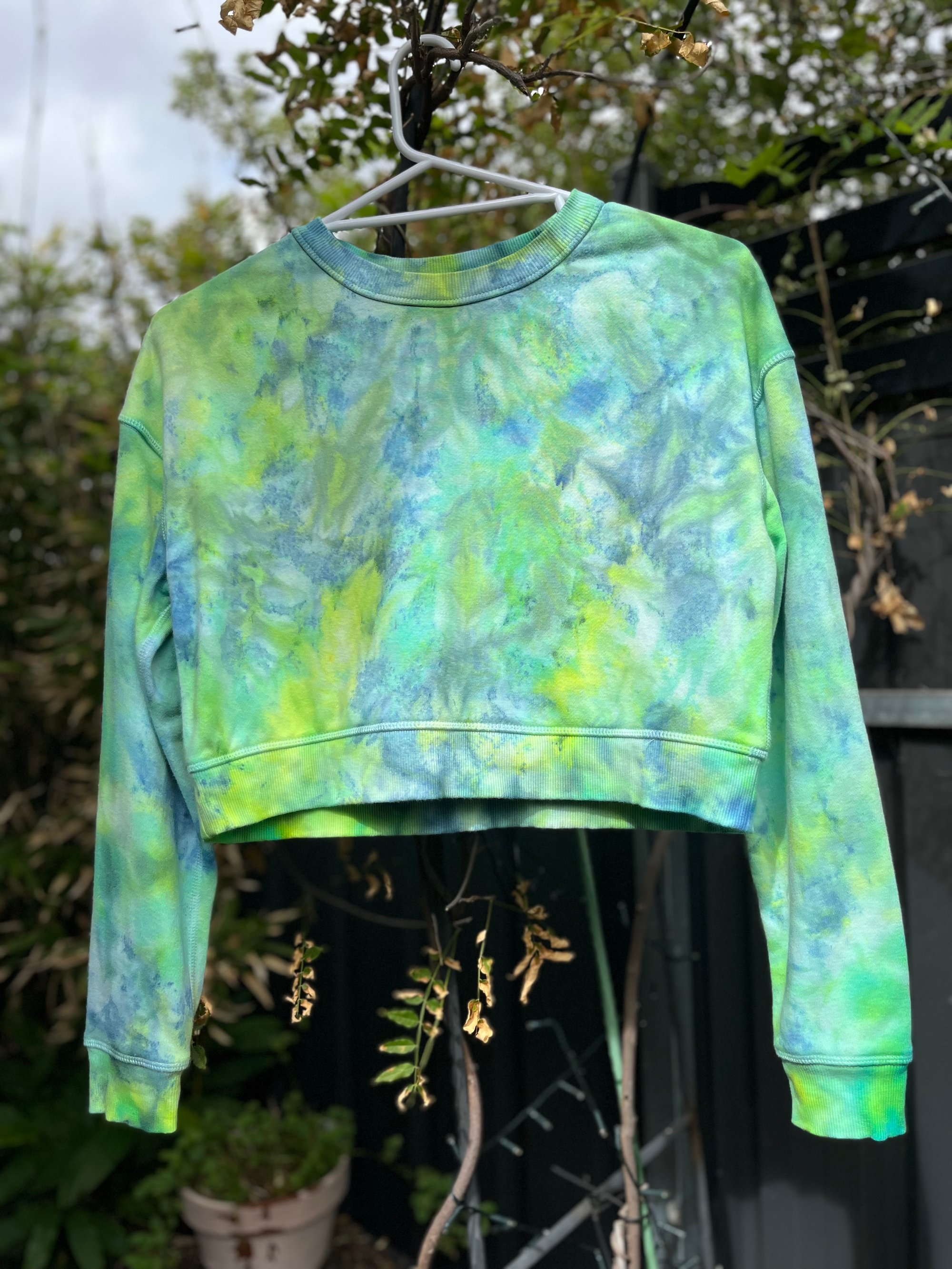 Cropped tie dye crewneck hotsell