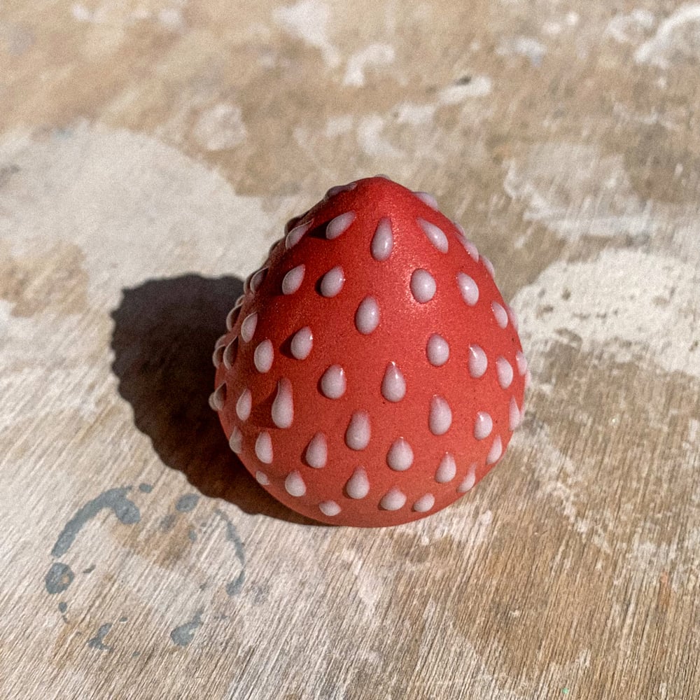 Image of Tiny Strawberry Vase 01