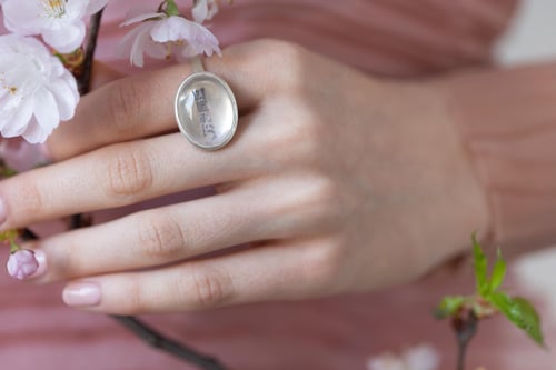 Image of  "One wind for a thousand miles" silver ring with rose quartz  · 万里同風 · 