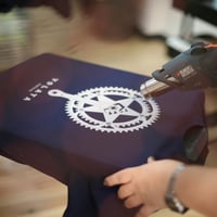 Image 4 of Camiseta "Ciclismo en lucha", por 43 Hilos
