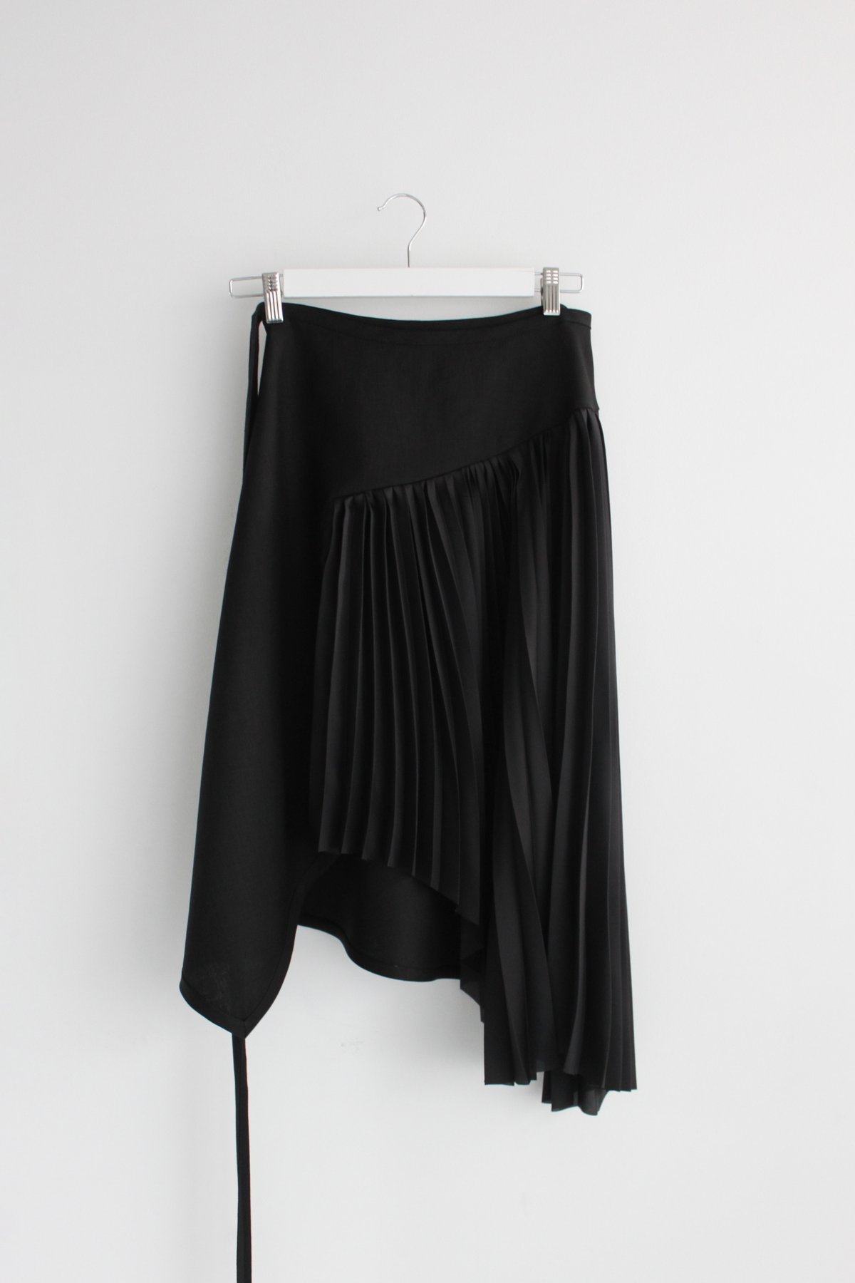 Archive-asymmetric pleated linen skirt