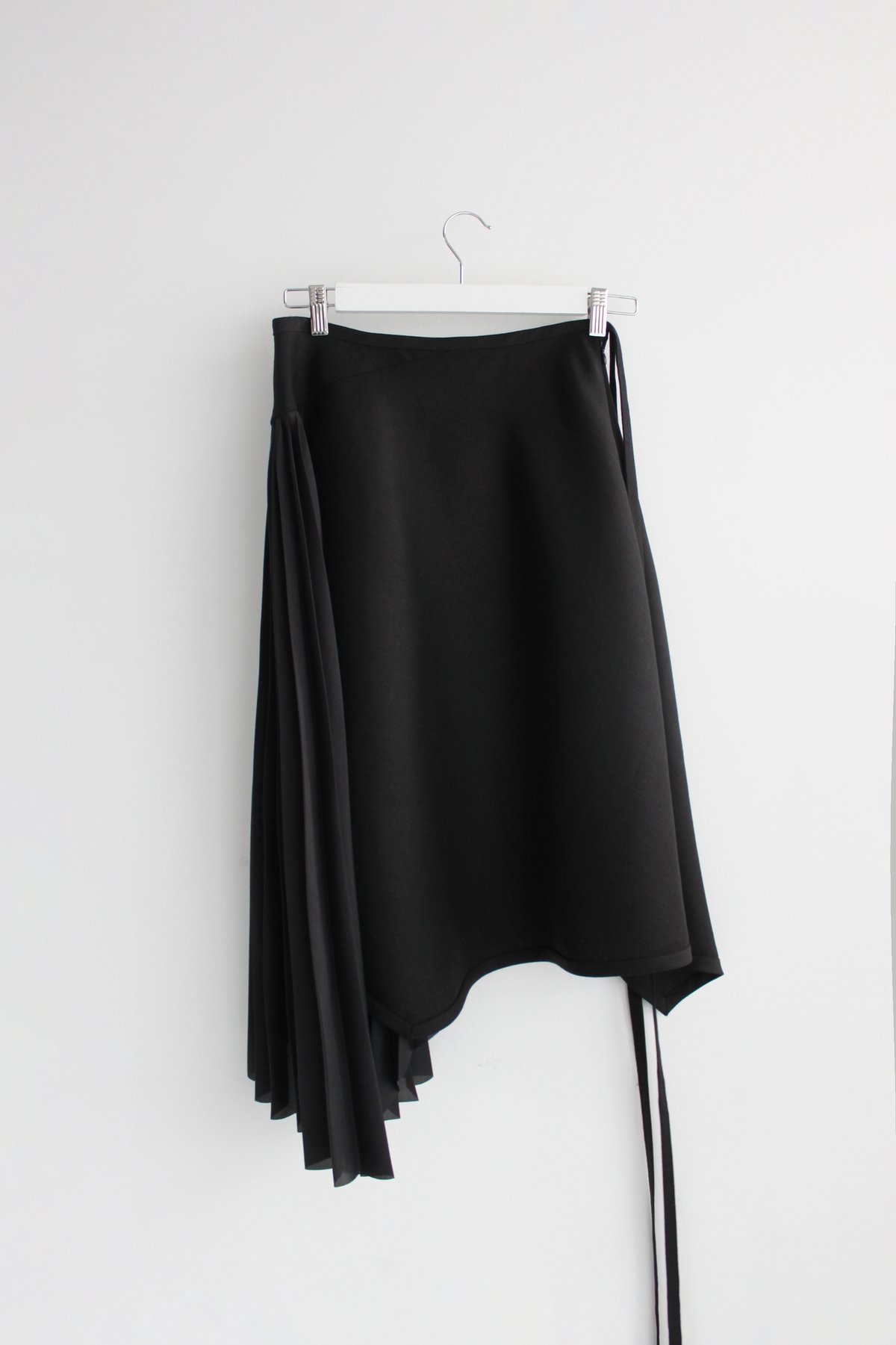 Archive-asymmetric pleated linen skirt