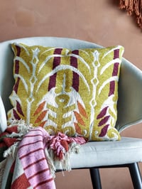 Image 2 of Coussin broderie safran 