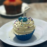 BLUEBERRY CRUMB CUPCAKE