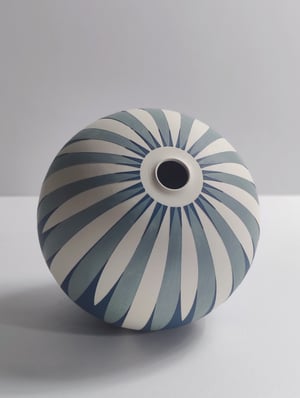 Image of Medium Sea-blue, Blue-grey & White Daisy Vessel 