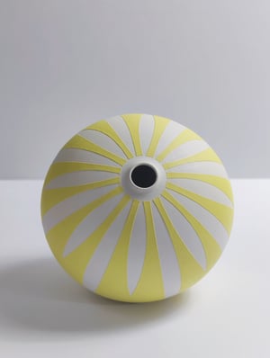 Image of Medium Yellow & White Daisy Vessel