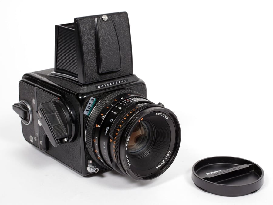Image of Hasselblad *500C/M camera w/ Planar T* 80mm F2.8 CF lens + A12 Back + WLF #4013