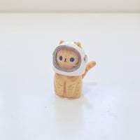 Image 2 of Orange cat with astronaut helmet ceramic figurine (helmet cover and white gold version)