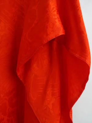 Image of Rød kimono dame af silke med damaskvævede solsikker